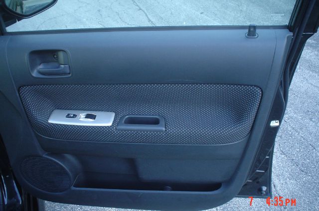 Scion xB 2005 photo 2