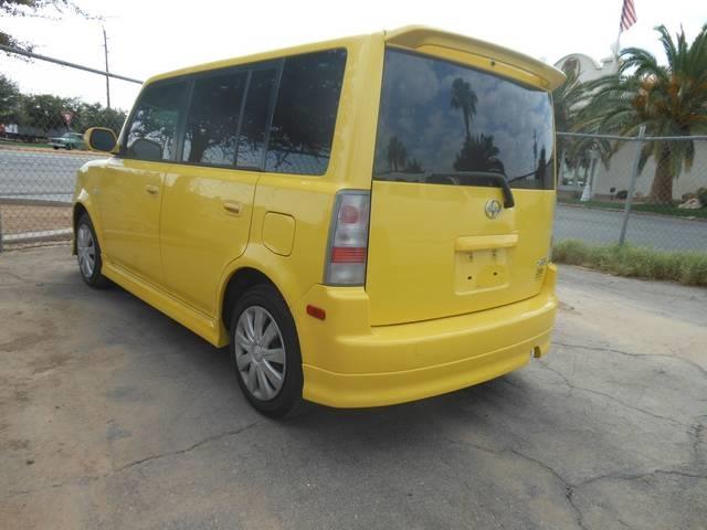 Scion xB 2005 photo 1