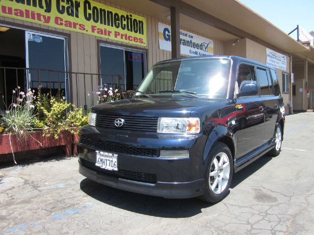 Scion xB 2005 photo 2