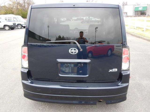 Scion xB 2005 photo 2