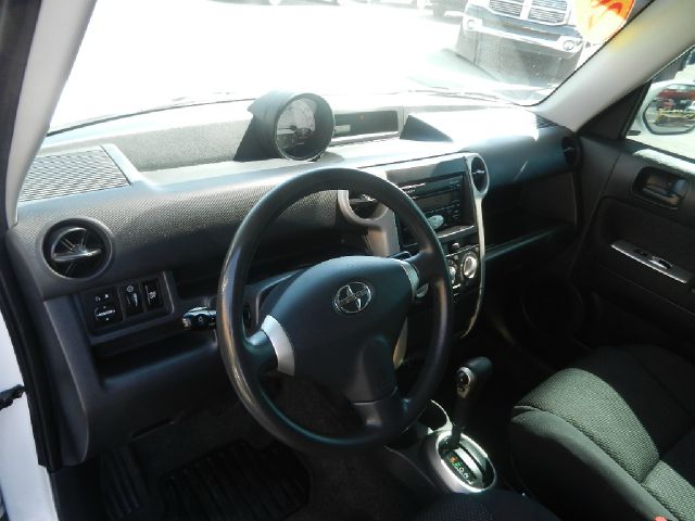 Scion xB 2005 photo 2