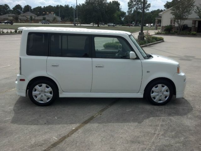 Scion xB 2005 photo 1