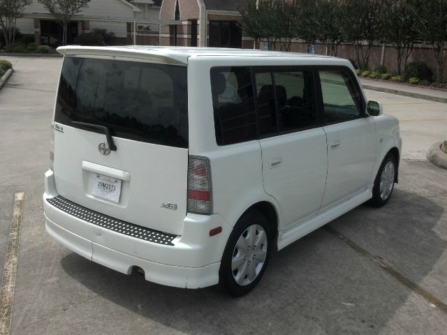 Scion xB 2005 photo 2