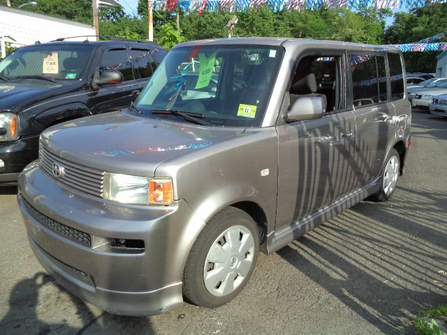 Scion xB 2005 photo 2