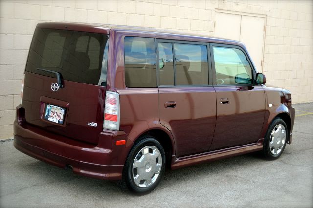 Scion xB 2005 photo 2