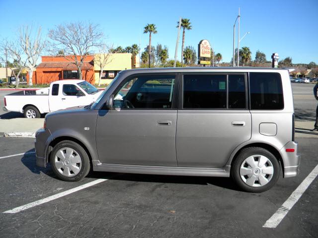 Scion xB 2005 photo 1