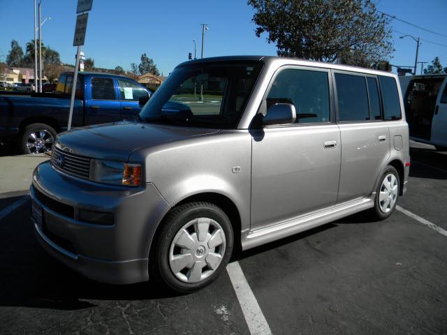 Scion xB 2005 photo 2