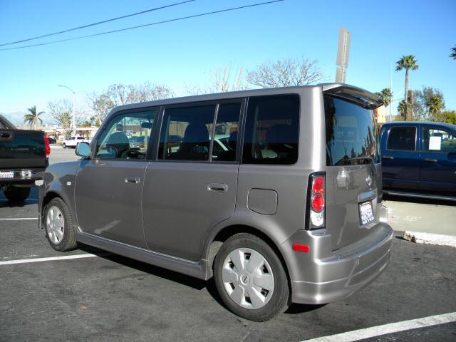 Scion xB 2005 photo 3