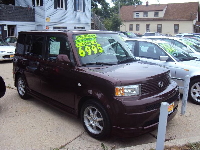 Scion xB 2005 photo 2