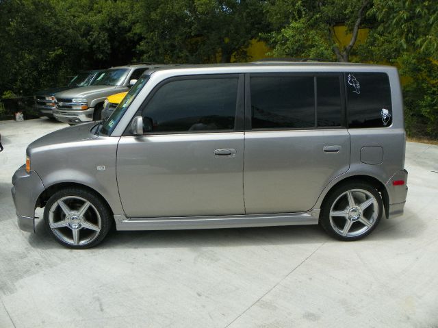 Scion xB 2005 photo 2