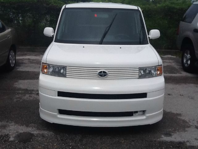 Scion xB 2005 photo 2