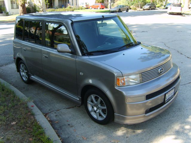 Scion xB 2005 photo 1