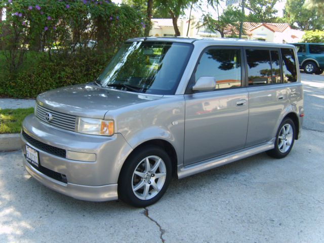 Scion xB 2005 photo 2