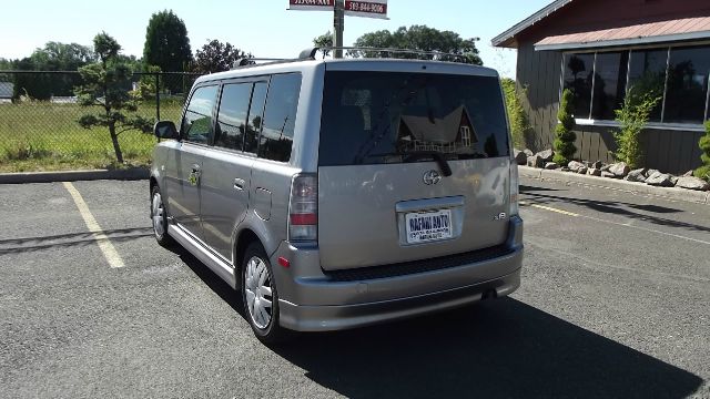 Scion xB 2005 photo 2