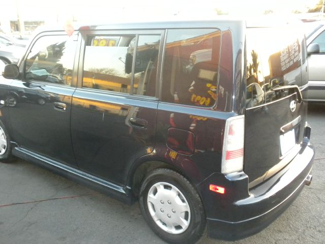 Scion xB 2005 photo 1