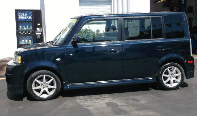 Scion xB 2005 photo 3