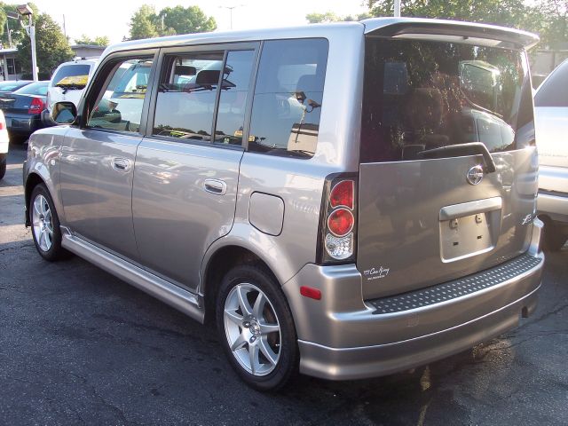 Scion xB 2005 photo 3