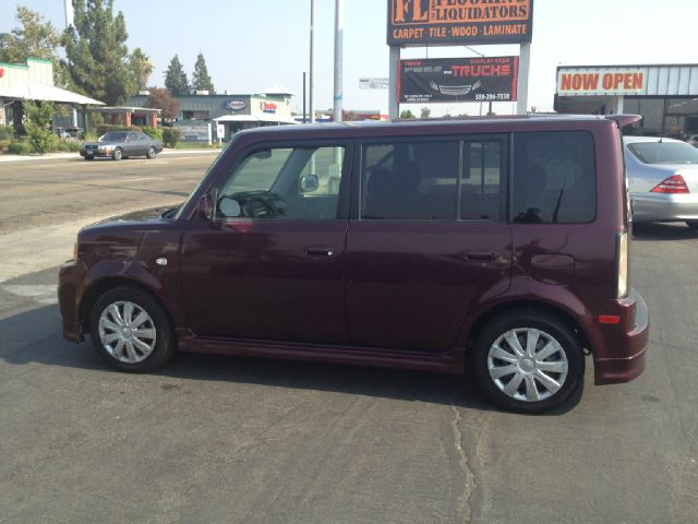 Scion xB 2005 photo 1