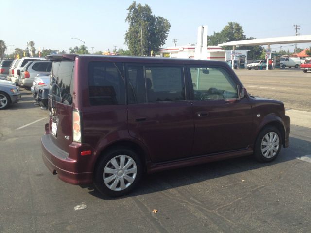 Scion xB 2005 photo 2