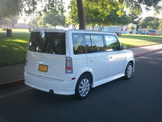 Scion xB 2005 photo 1