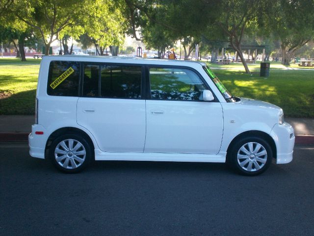 Scion xB 2005 photo 2