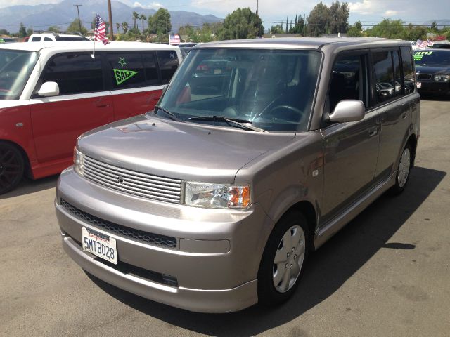 Scion xB 2005 photo 2