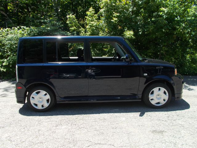 Scion xB 2005 photo 1