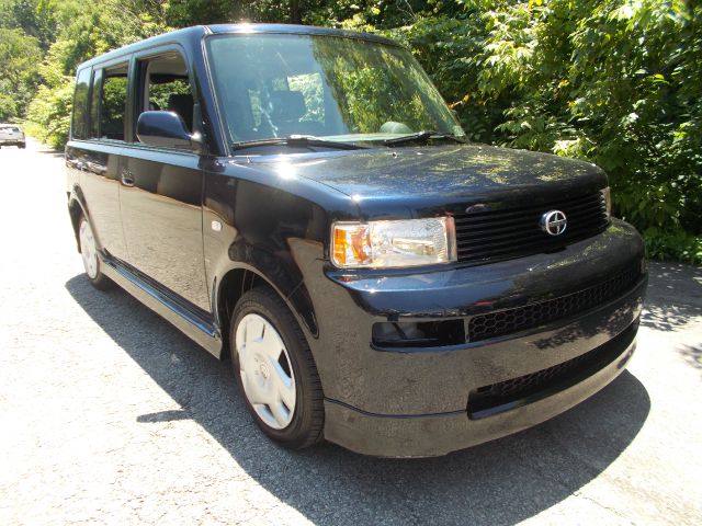 Scion xB 2005 photo 2