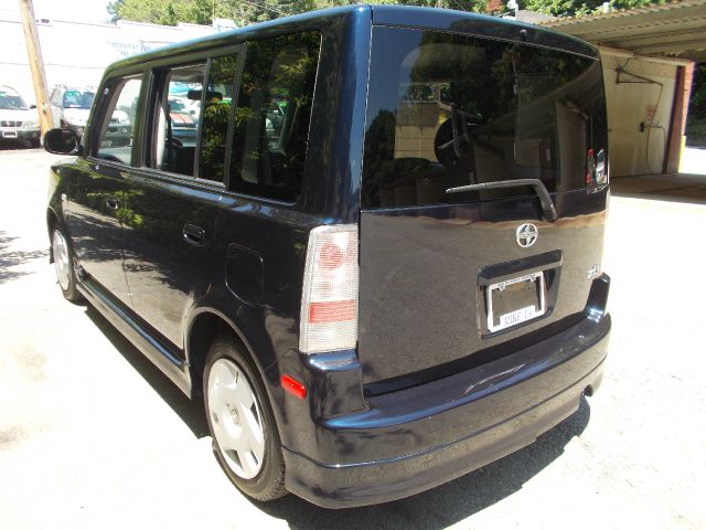 Scion xB 2005 photo 3