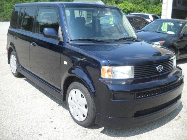 Scion xB 2005 photo 2