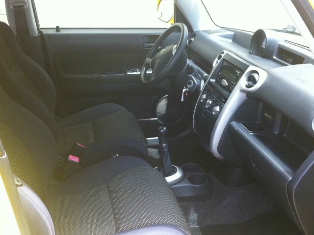 Scion xB 2005 photo 9