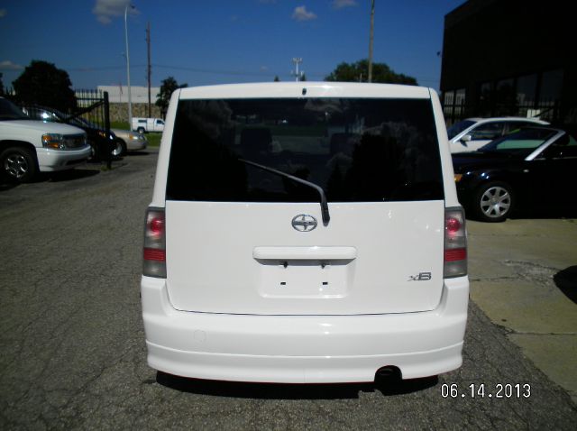 Scion xB 2006 photo 2