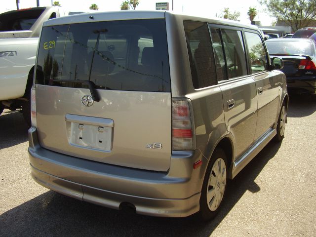 Scion xB 2006 photo 2