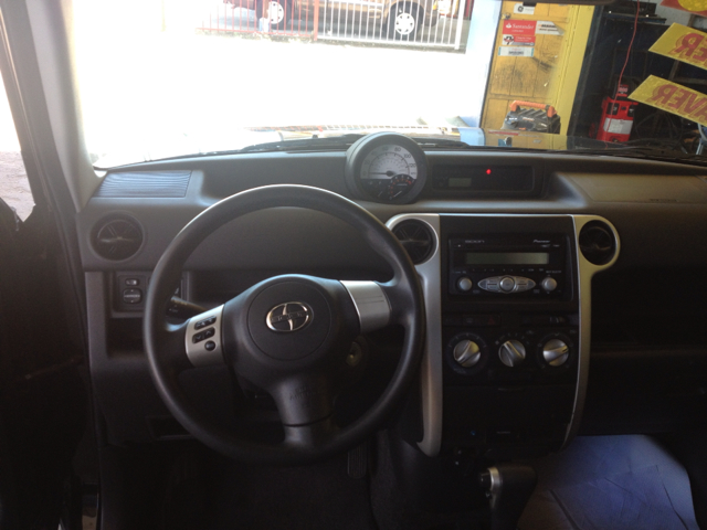 Scion xB 2006 photo 2