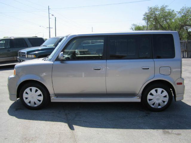 Scion xB 2006 photo 2