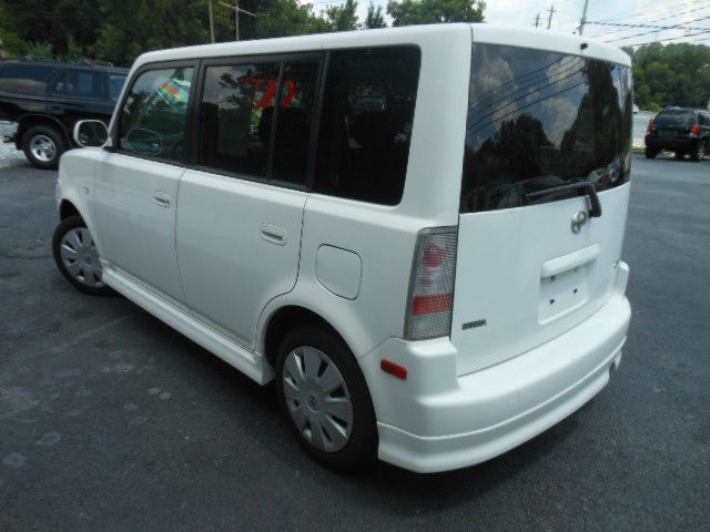 Scion xB 2006 photo 2