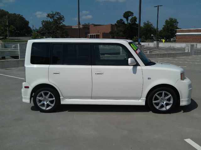 Scion xB 2006 photo 3