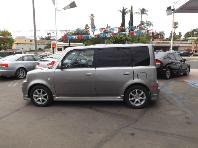 Scion xB 2006 photo 2