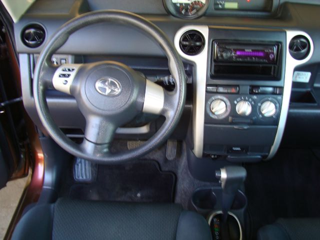 Scion xB 2006 photo 2