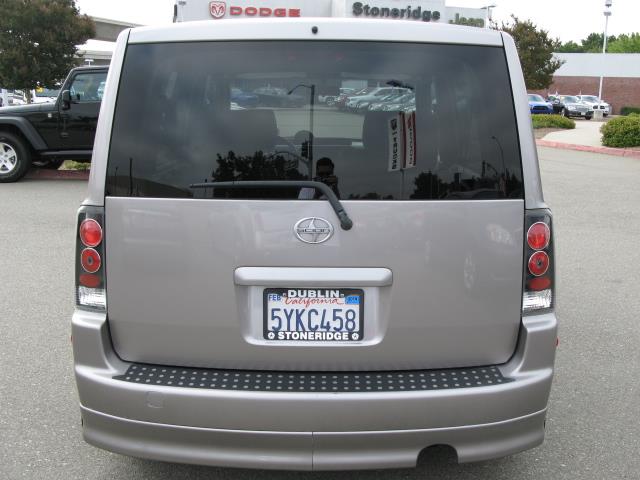 Scion xB 2006 photo 1