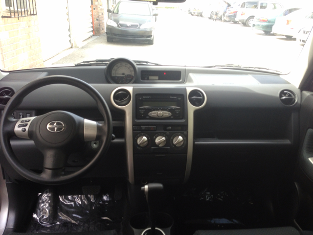 Scion xB 2006 photo 2