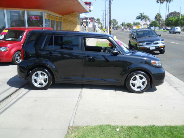 Scion xB 2008 photo 2