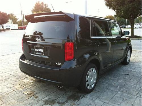 Scion xB 2010 photo 1