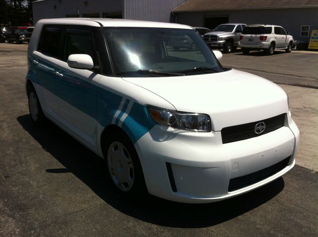 Scion xB 2010 photo 1