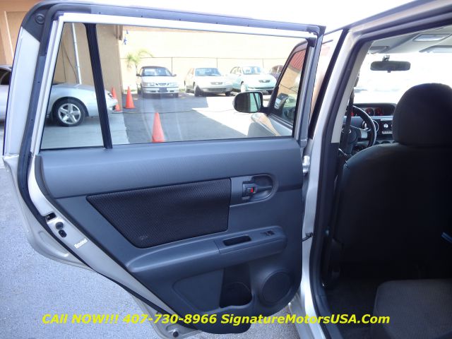 Scion xB 2010 photo 5