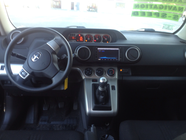 Scion xB 2010 photo 2