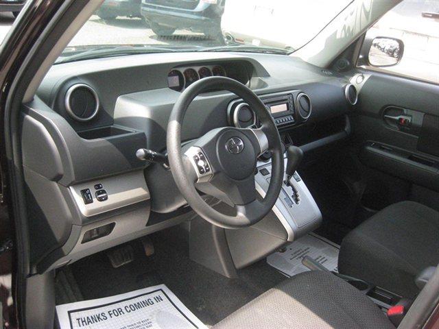 Scion xB 2010 photo 4