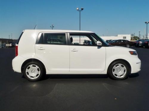 Scion xB 2010 photo 1