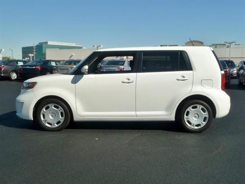 Scion xB 2010 photo 2