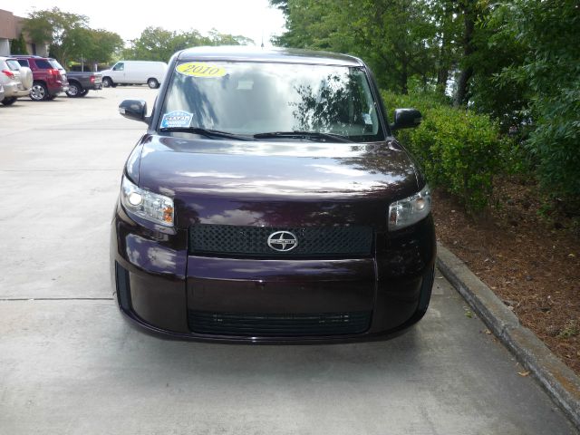 Scion xB 2010 photo 2